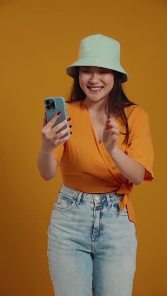 Χαρούμενη Ασιάτισσα Που Φοράει Καπέλο Του Παναμά Μιλώντας Βιντεοκλήση Στο — Αρχείο Βίντεο