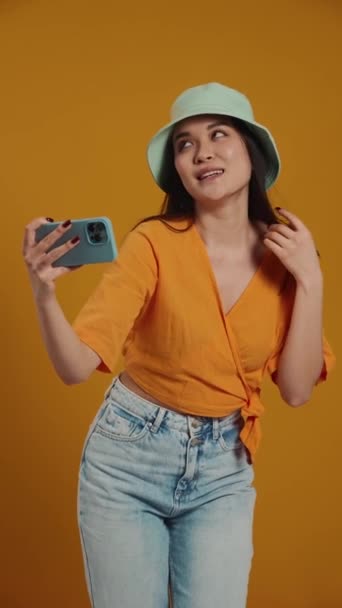 Όμορφη Ασιάτισσα Που Φοράει Καπέλο Παναμά Και Βγάζει Φωτογραφία Selfie — Αρχείο Βίντεο