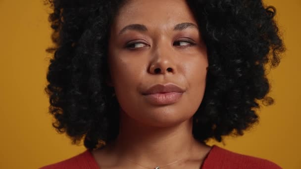 Güzel Afrikalı Kadın Sarı Stüdyodaki Kameraya Sessiz Jest Yapıyor — Stok video