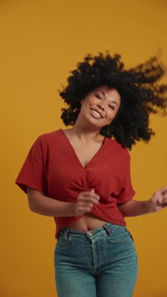 Uśmiechnięta Afrykanka Tańcząca Żółtym Studio — Wideo stockowe