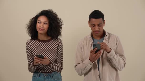Pareja Joven Africana Divertida Enviando Mensajes Texto Los Teléfonos Mirando — Vídeos de Stock