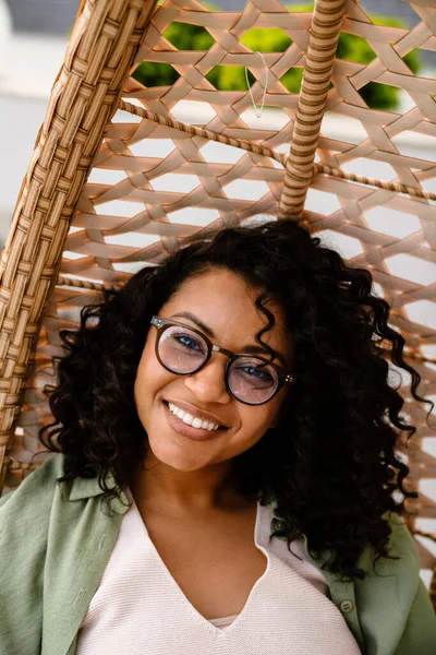 Joyful Young African Woman Eyeglasses Smiling Camera While Sitting Outdoors — Stock Photo, Image