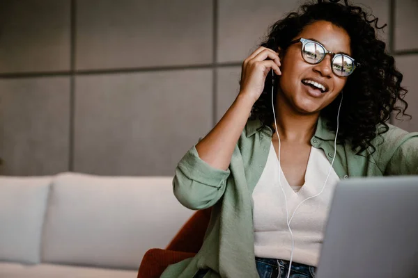 Fröhliche Junge Afrikanerin Mit Brille Macht Videoanruf Laptop Während Sie — Stockfoto