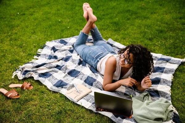 Junge Fröhliche Afro Frau Mit Laptop Freien Auf Grünem Gras — Stockfoto