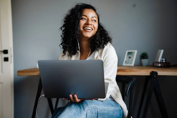Mujer Joven Negro Sonriendo Trabajando Con Ordenador Portátil Mientras Está — Foto de Stock