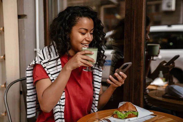 Joven Mujer Negra Usando Teléfono Móvil Almorzando Cafetería Aire Libre — Foto de Stock