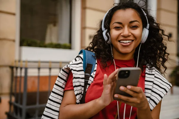 Young Black Woman Headphones Using Mobile Phone While Standing Outdoors — Stock Photo, Image