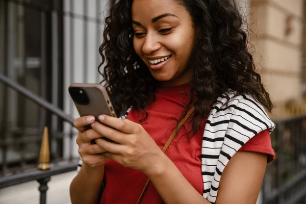 Joven Mujer Negra Usando Teléfono Móvil Mientras Está Pie Aire — Foto de Stock