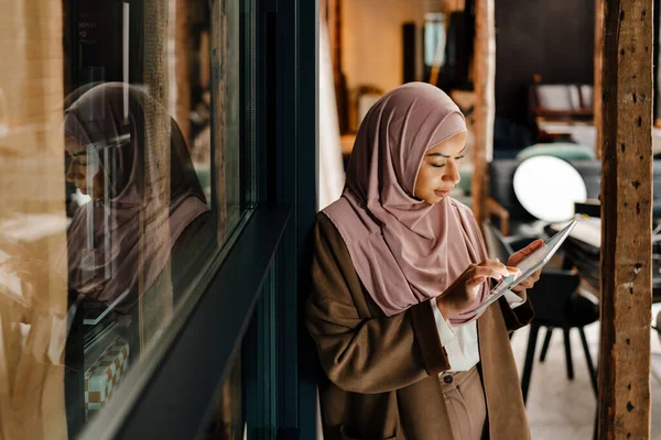 Arabská Žena Sobě Hidžáb Pracuje Tabletu Zatímco Stojí Moderní Kanceláři — Stock fotografie
