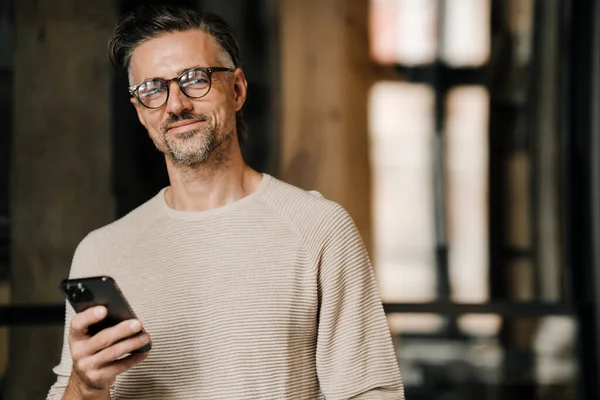 Middle Aged White Man Eyeglasses Smiling Camera Holding Mobile Phone — Stock Photo, Image