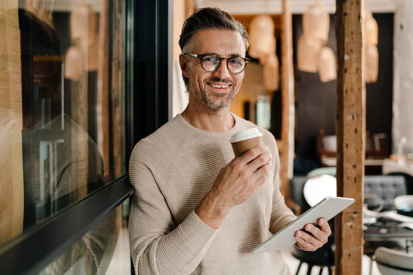 Homem Meia Idade Branco Alegre Segurando Xícara Café Tablet Enquanto — Fotografia de Stock