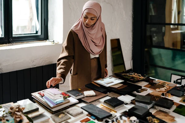 在车间穿着头巾在平板电脑上工作的女穆斯林建筑师 — 图库照片
