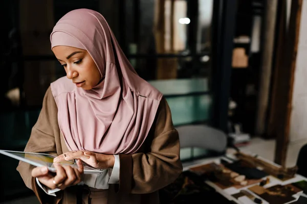 阿拉伯妇女站在现代办公室时 头戴头巾在平板电脑上工作 — 图库照片