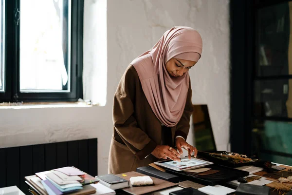 现代办公室里戴头巾在平板电脑上工作的女穆斯林建筑师 — 图库照片