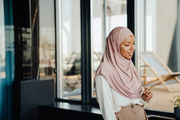 快乐的穆斯林女商人站在办公室时 头戴头巾 面带微笑 — 图库照片