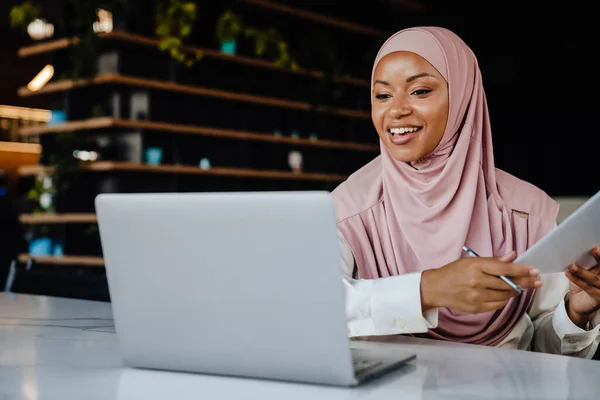 Młoda Muzułmanka Uśmiechnięta Podczas Pracy Laptopie Biurze — Zdjęcie stockowe