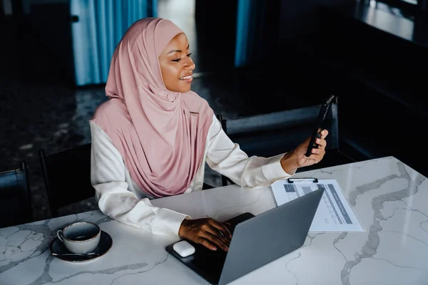 Mladá Muslimka Nosí Šátek Úsměvem Při Práci Notebooku Kanceláři — Stock fotografie