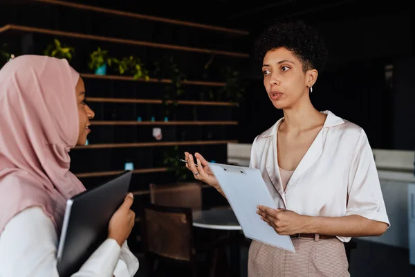 Glücklich Reden Zwei Geschäftsfrauen Miteinander Während Sie Café Arbeiten — Stockfoto