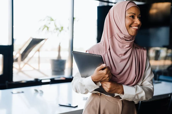 Happy Muslim Businesswoman Úsměvem Držení Schránky Při Práci Kanceláři — Stock fotografie