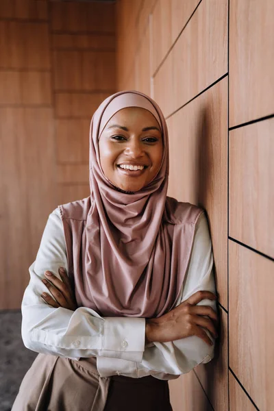 Glückliche Muslimische Geschäftsfrau Die Büro Lächelt Und Der Wand Steht — Stockfoto