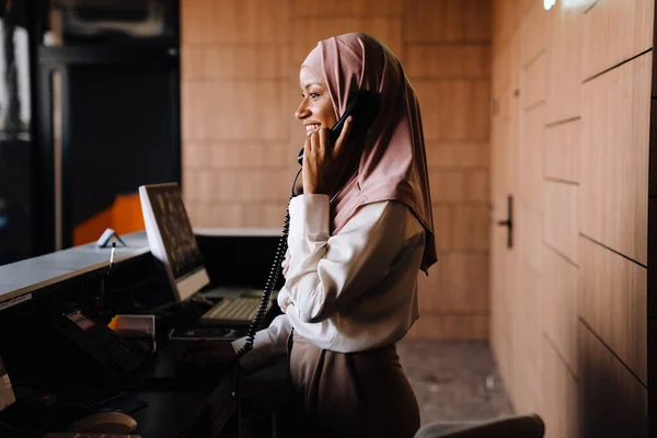 Muslimská Šťastná Podnikatelka Mluví Telefonu Při Práci Recepci — Stock fotografie