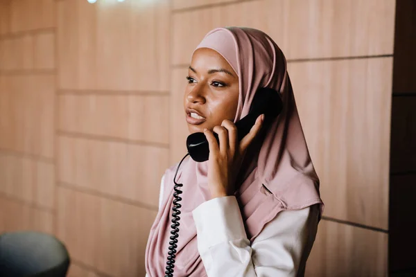 Muslimská Mladá Podnikatelka Mluví Telefonu Zatímco Pracuje Recepci — Stock fotografie