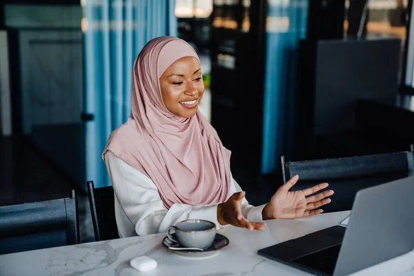 Mladá Muslimka Nosí Šátek Úsměvem Při Práci Notebooku Kanceláři — Stock fotografie
