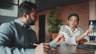 Ciddi Hintli meslektaşlar çalışma odasında iş tartışması yapıyorlar.
