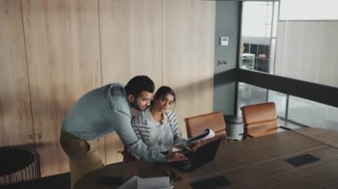 İşten bahseden Hintli meslektaşlarım ofiste dizüstü bilgisayara bakıyorlar.