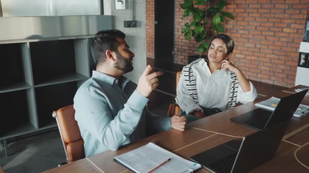 陽気なインド人の同僚が共同作業室で仕事について話し合う — ストック動画