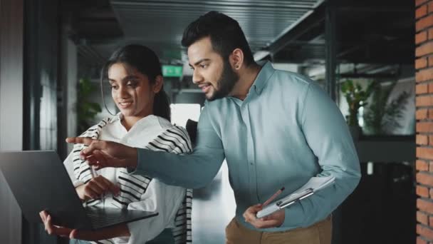 Веселі Індійські Колеги Обговорюють Роботу Ноутбука Пишуть Співпрацівництві — стокове відео