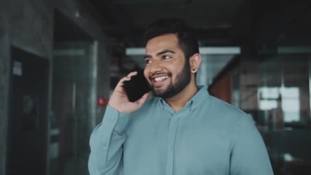 Θετικός Ινδός Μιλάει Στο Τηλέφωνο Ενώ Περπατάει Στο Γραφείο — Αρχείο Βίντεο