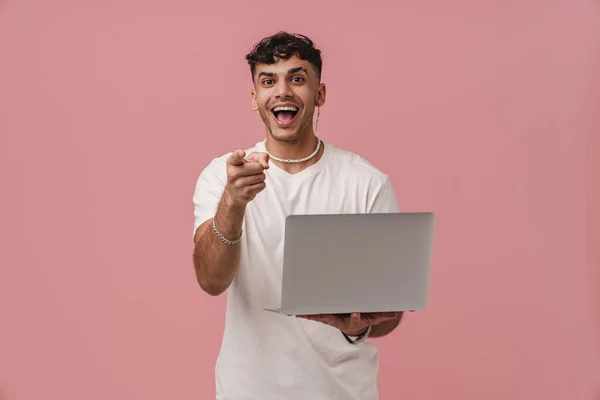 Νεαρός Όμορφος Ενθουσιώδης Άνδρας Ανοιχτό Στόμα Κρατώντας Φορητό Υπολογιστή Δείχνοντας — Φωτογραφία Αρχείου
