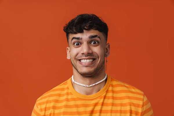 Portrét Mladého Pohledného Stylového Šťastného Usmívajícího Muže Piercing Náhrdelníku Tričku — Stock fotografie