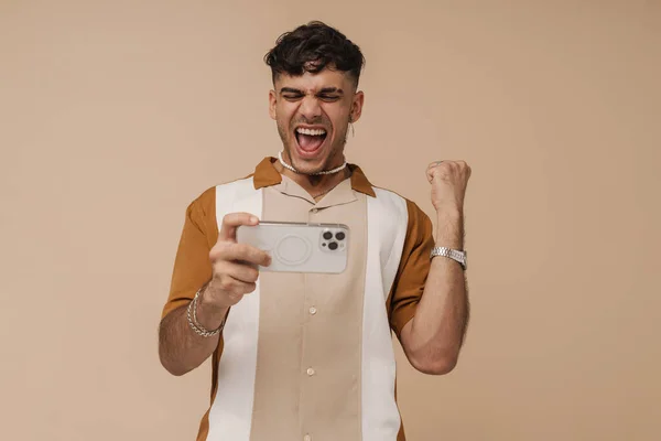 Jonge Knappe Stijlvolle Enthousiaste Man Die Telefoon Doet Winnaar Gebaar — Stockfoto