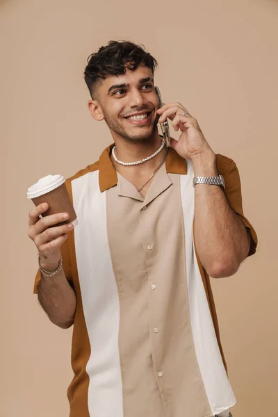Молодой Красивый Стильный Улыбающийся Мужчина Ожерелье Говорит Телефону Держа Кофе — стоковое фото