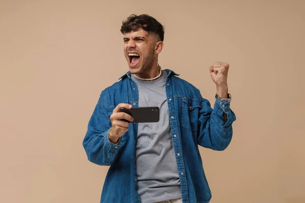 Ung Stilig Snygg Entusiastisk Man Som Håller Telefonen Gör Vinnaren — Stockfoto