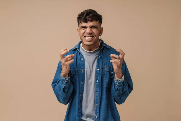 Genç Yakışıklı Şık Kızgın Kısılmış Dişleri Olan Elleri Havada Kameraya — Stok fotoğraf