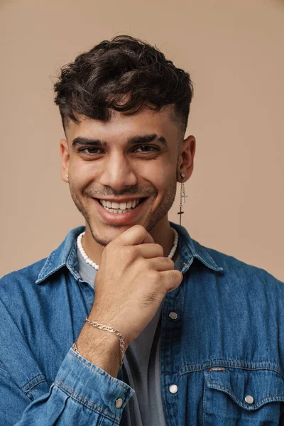 Portrét Mladého Pohledného Stylového Usmívajícího Šťastného Muže Piercing Náhrdelníku Džínové — Stock fotografie