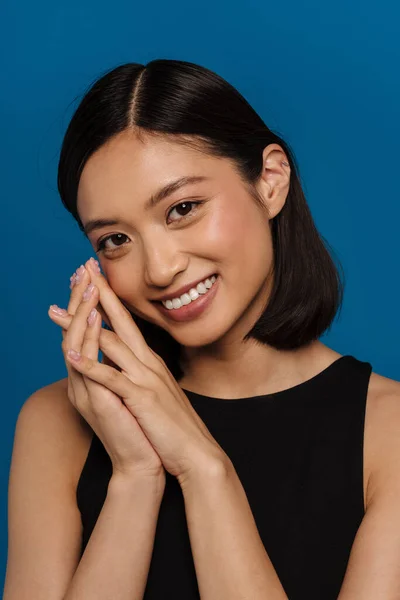Porträtt Ung Vacker Leende Asiatisk Kvinna Med Vikta Händer Nära — Stockfoto