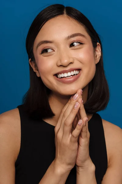 年轻美丽的 微笑的亚洲女人的画像 双手交叉地看着一边 同时站在孤立的蓝色背景上 — 图库照片