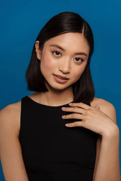 Portret Van Jonge Mooie Aantrekkelijke Rustige Aziatische Vrouw Kijken Naar — Stockfoto