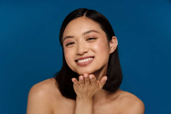 Jong Mooi Glimlachen Gelukkig Aziatische Vrouw Tonen Lucht Kus Gebaar — Stockfoto