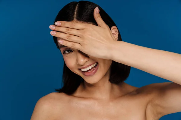 Retrato Jovem Bonita Sorrindo Feliz Mulher Asiática Espreitando Sua Mão — Fotografia de Stock