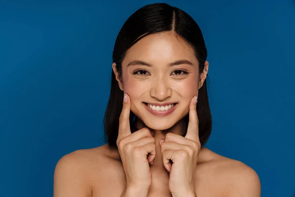 Jong Mooi Glimlachen Gelukkig Aziatische Vrouw Aanraken Van Haar Wangen — Stockfoto