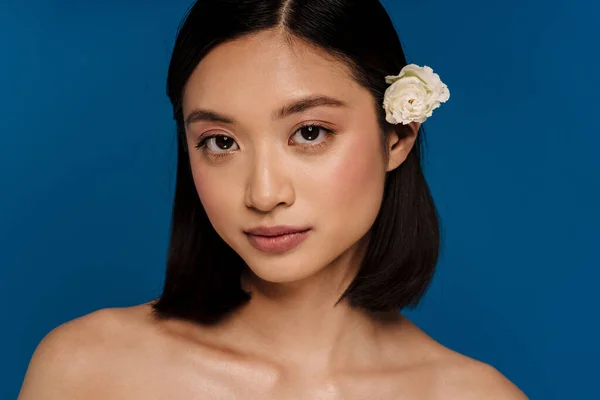 Portret Van Jonge Mooie Rustige Aziatische Vrouw Met Bloem Het — Stockfoto