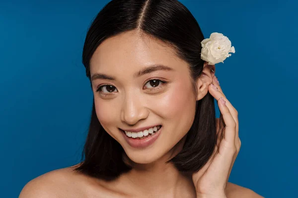 Portret Van Jonge Mooie Glimlachende Aziatische Vrouw Met Bloem Het — Stockfoto