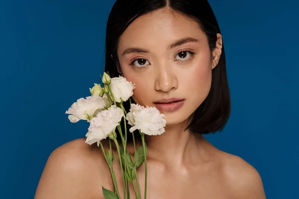 Portret Van Jonge Mooie Rustige Aziatische Vrouw Met Witte Bloemen — Stockfoto