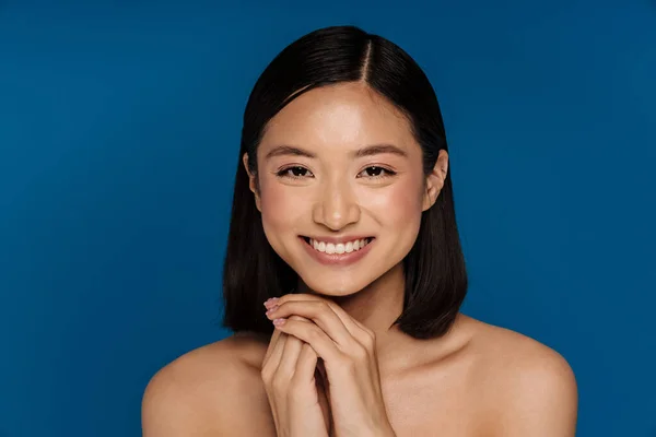 Aziatische Halfnaakte Vrouw Glimlachen Kijken Naar Camera Geïsoleerd Blauwe Achtergrond — Stockfoto