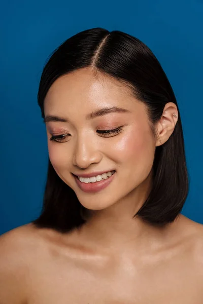 Aziatische Halfnaakte Vrouw Glimlachen Kijken Naar Beneden Geïsoleerd Blauwe Achtergrond — Stockfoto